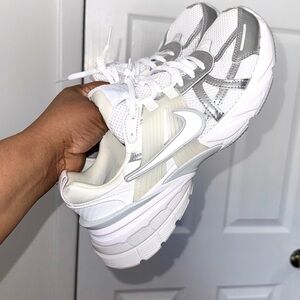 Nike v2k run sneakers Women's White and Gray